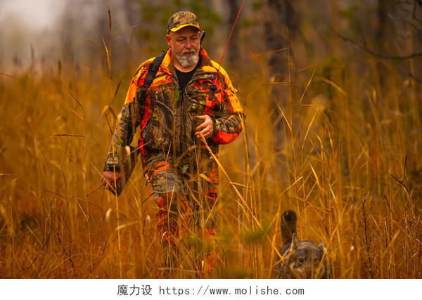 猎人和他的猎狗在野外猎人
